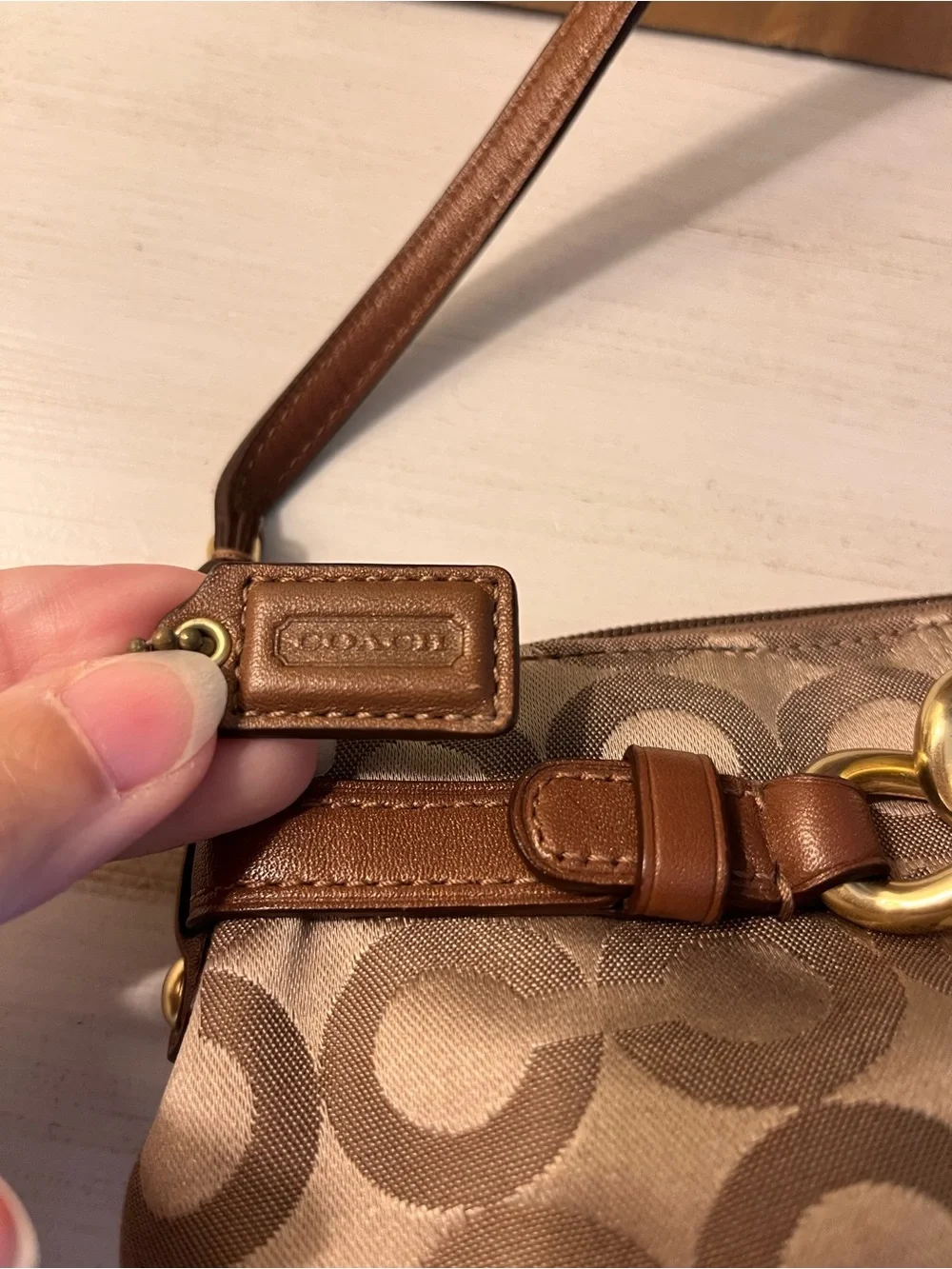 Coach Tan & Beige Signature C Wristlet/Mini Bag w/ Gold Tone chain EC